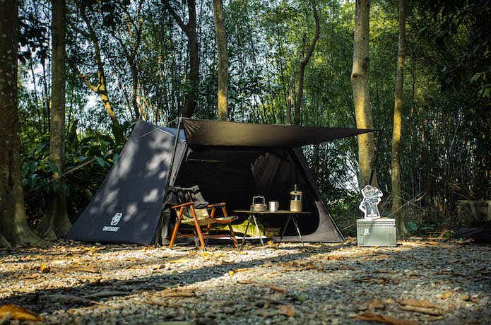 ブラックキャンプ派必見！ワンティグリスの虎ロゴが映える「黒テント