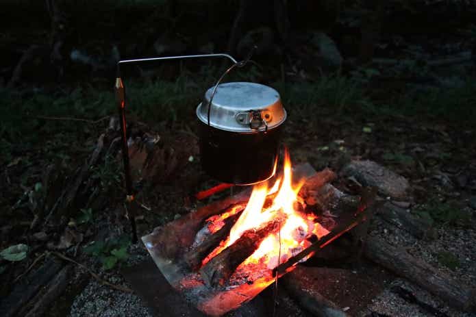 焚き火調理がもっと楽しくなる!?】ソロキャンプ用焚き火ハンガー「IPPO