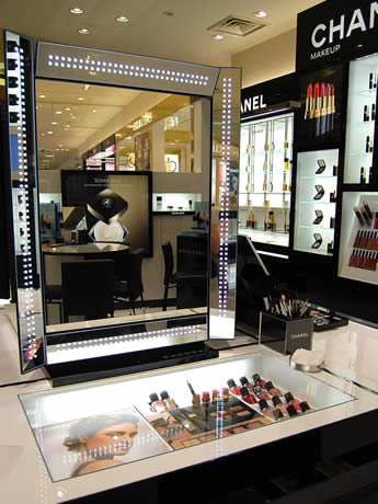 シャネル」大丸・福岡天神店、5種類の光を再現する「LEDミラー」導入