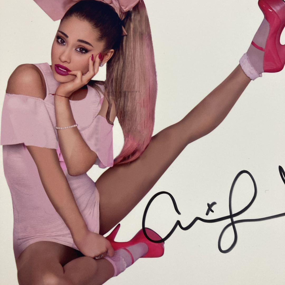 アリアナ・グランデ直筆サイン入り超大型写真…Ariana Grande…の通販 by