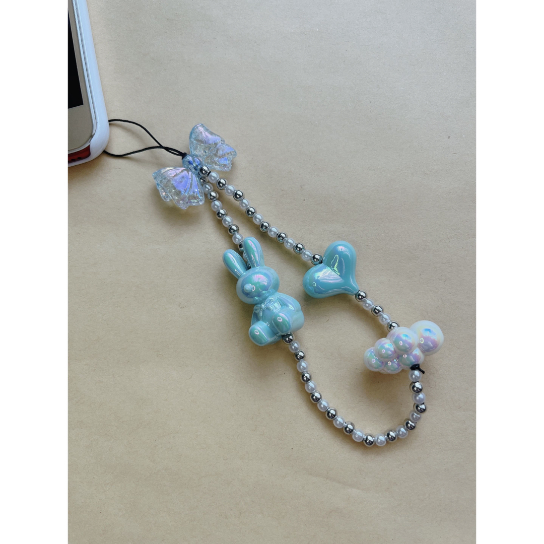 スマホストラップ ビーズストラップ23 水色うさぎ 水色ハート 白い雲の