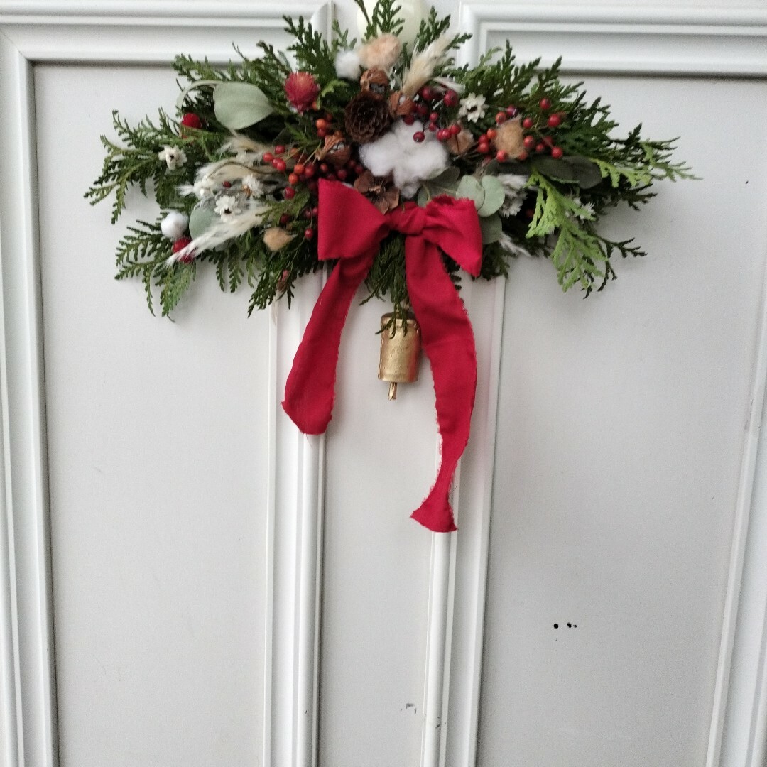 カウベルの優しい音色 赤い実のドライフラワー横長スワッグ クリスマス