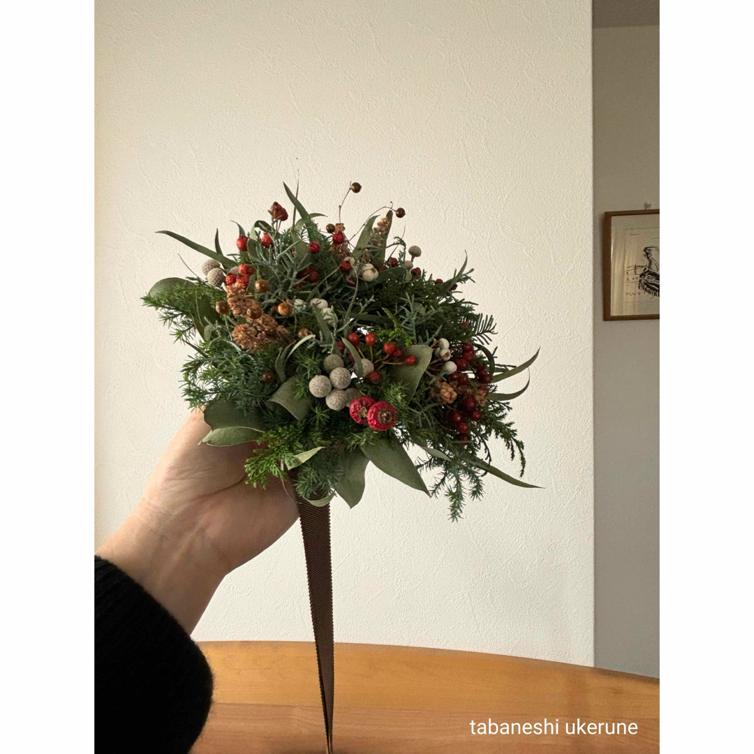 モミの木と赤い野バラの実や数種類の針葉樹を紡いだ