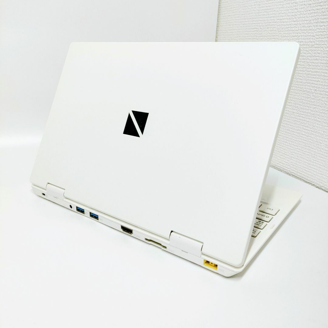 売り切れ続出‼️サクサク動くSSDおしゃれ白ノートパソコン✨️薄型