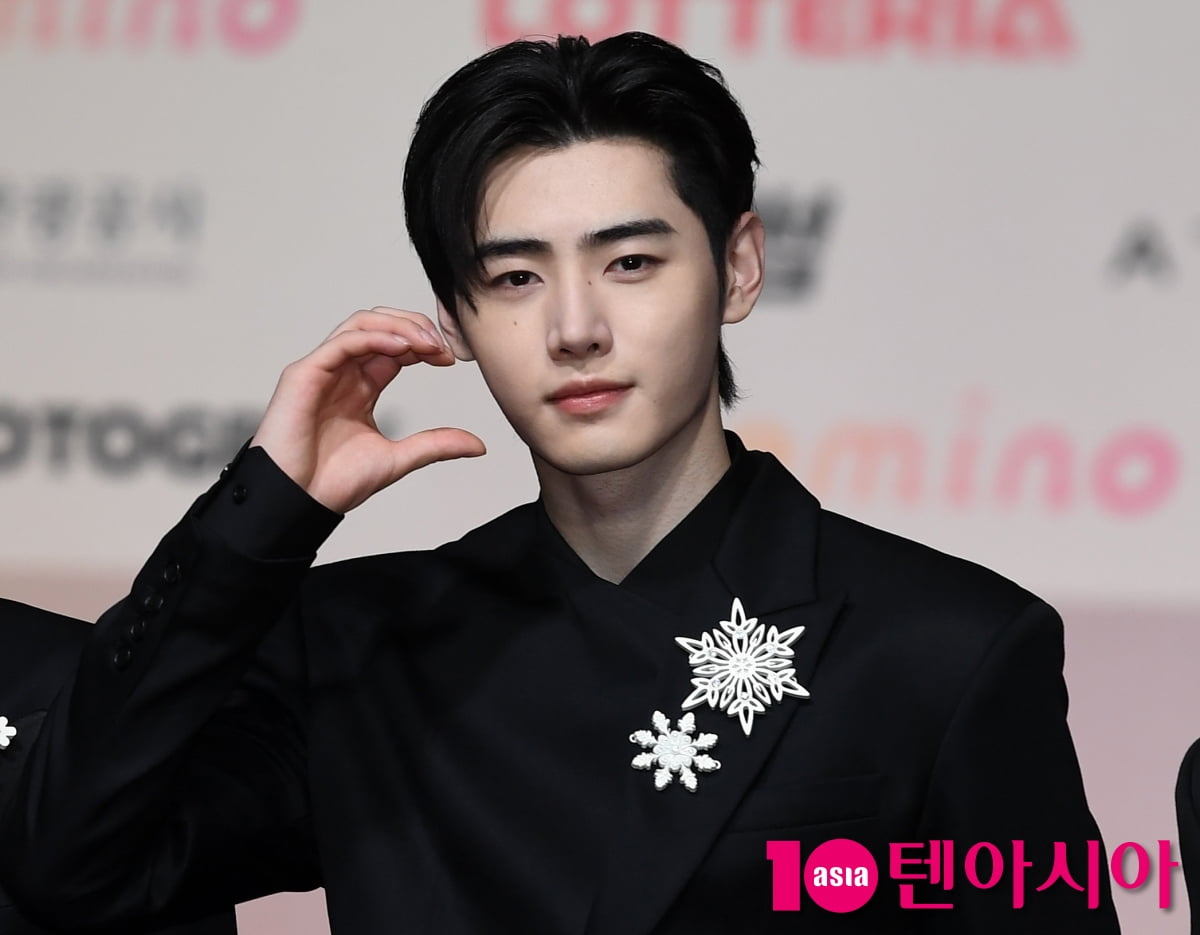 ENHYPENのソンフン、2025 SBS歌謡大典レッドカーペットに登場