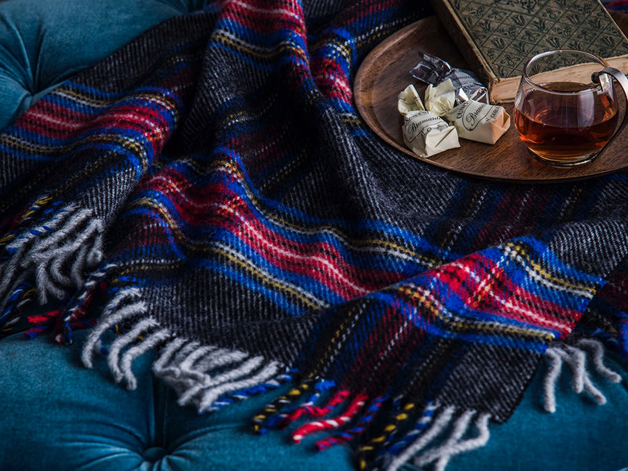 イギリスの老舗ラグメーカーピュアウールを厳選したツイードミルの