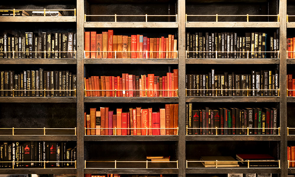 インテリアとしての古本洋書積んだり、開いたり。古本でヴィンテージ感