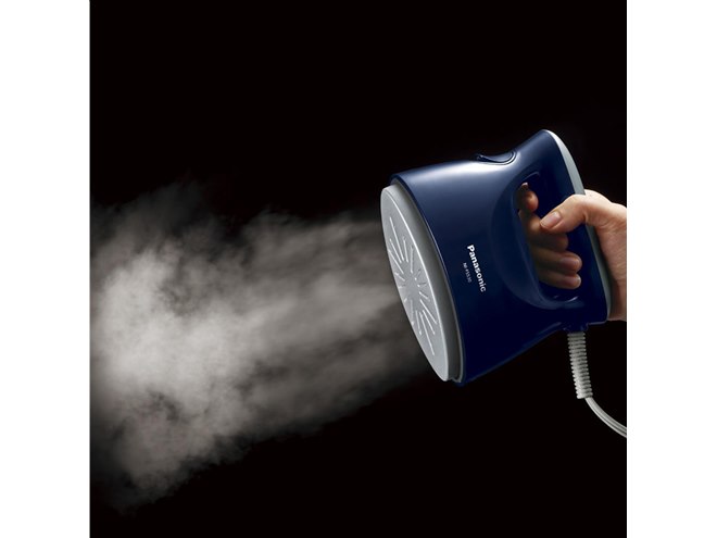 パナソニック、立ち上がり24秒でサッと使える衣類スチーマー「NI-FS530