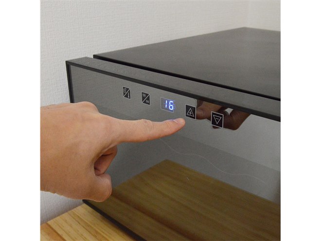 横置き型でタッチパネル搭載の小型ワインセラー「俺のワイン」、14,800