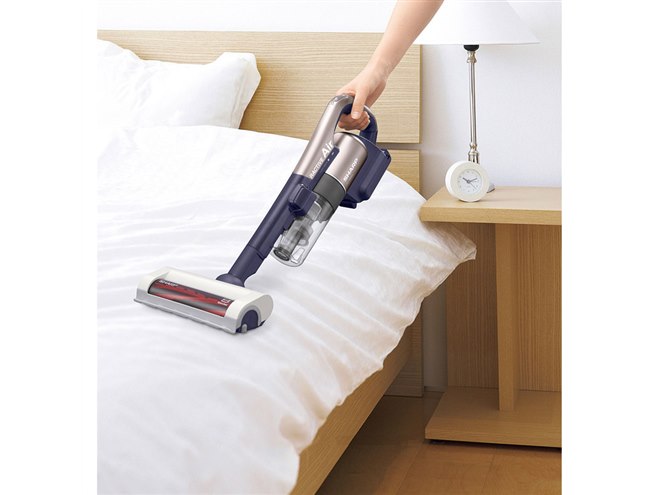 シャープ、軽量1.5kgで吸引力が1.3倍になったスティック掃除機