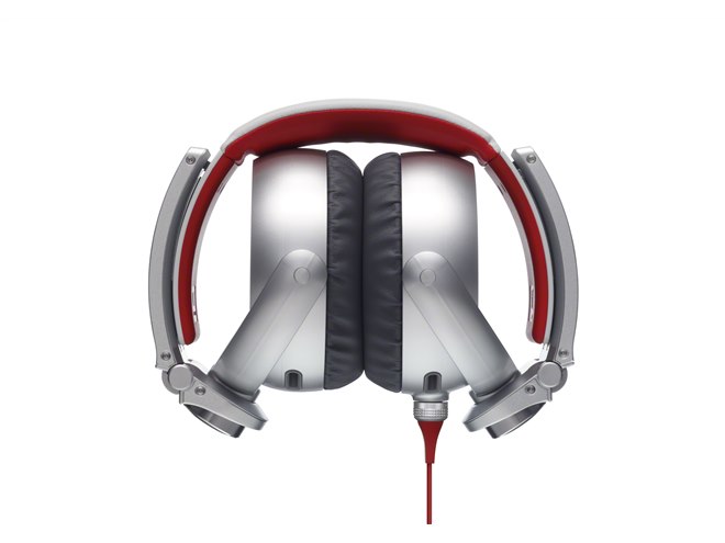 ソニー、アルミパーツ採用の密閉ダイナミック型ヘッドホン「MDR-XB920