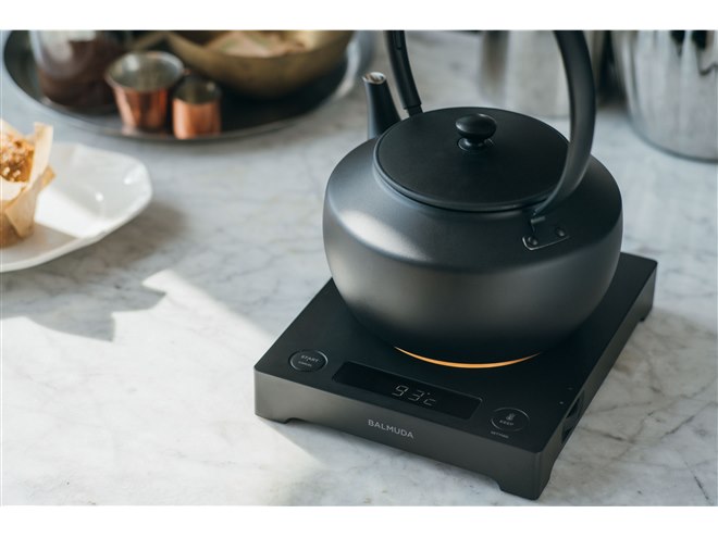 バルミューダ、やかんのようなデザインの電気ケトル「MoonKettle」本日
