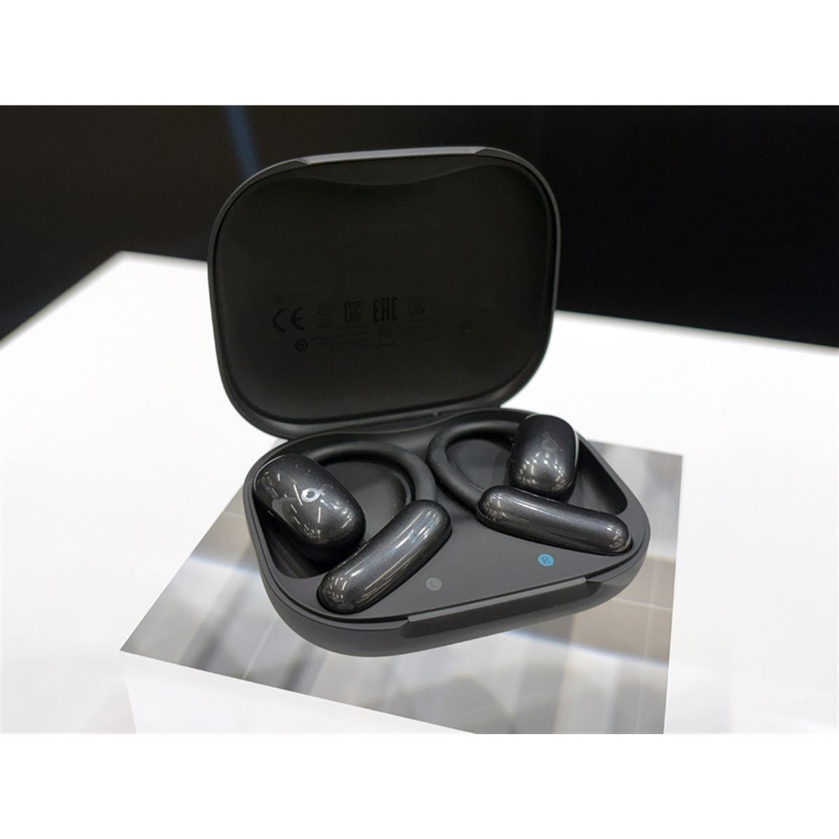 Anker、耳掛け型イヤホン「Soundcore AeroFit 2 AI Assistant」と