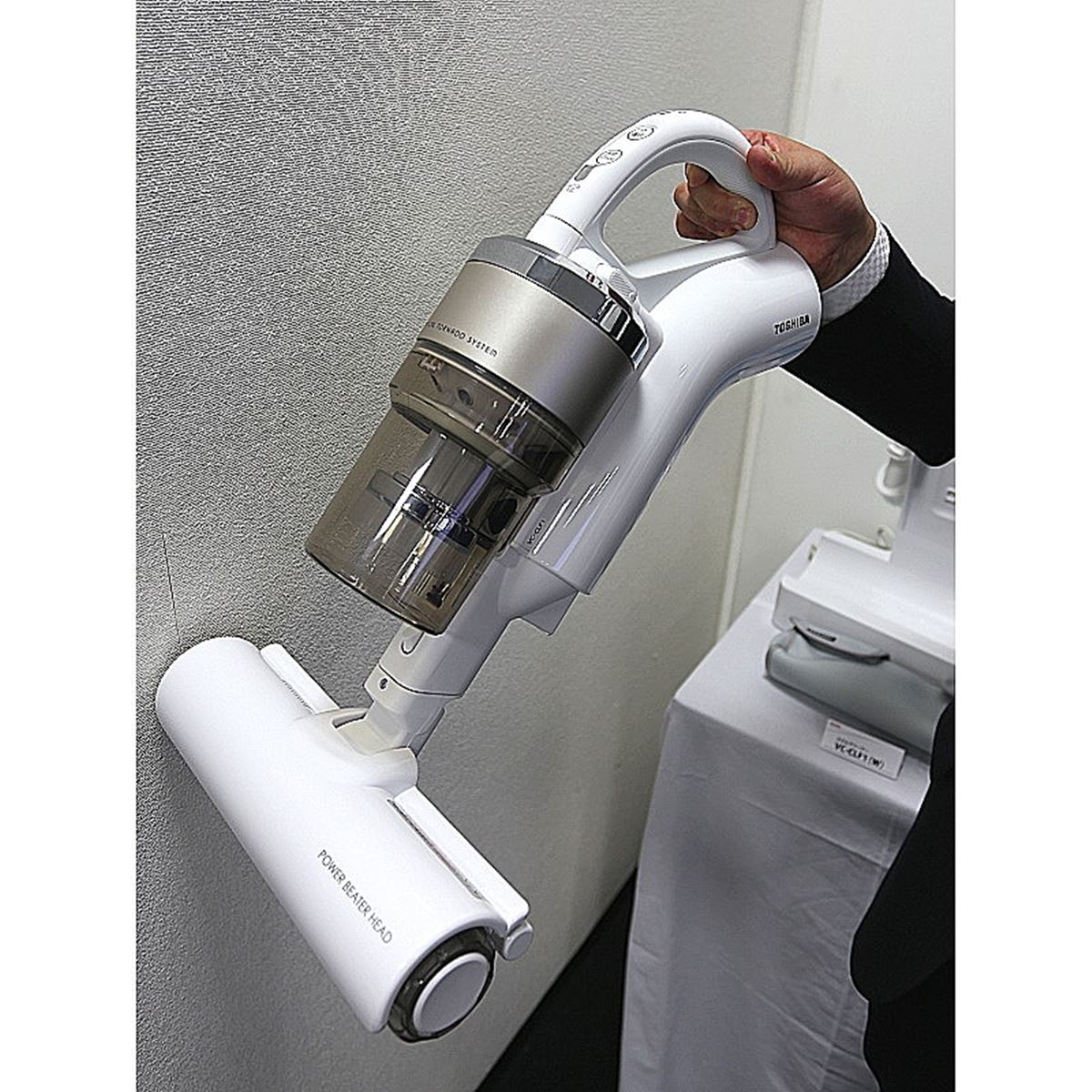 ついに出た！ これが東芝初の布団クリーナー「トルネオ ヴイ