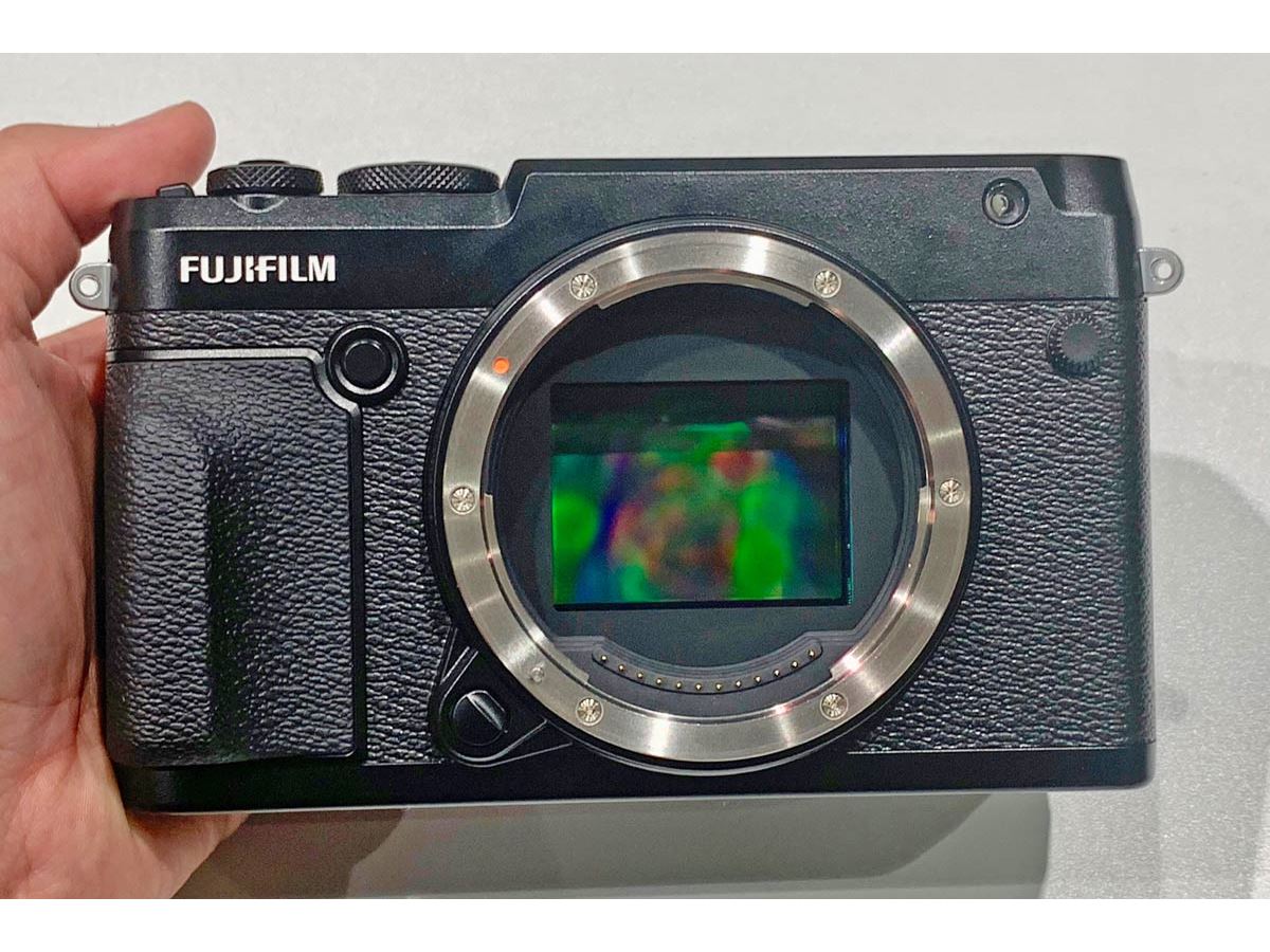 フルサイズ戦国時代」にあえて中判ミラーレス！ 富士フイルム「GFX 50R