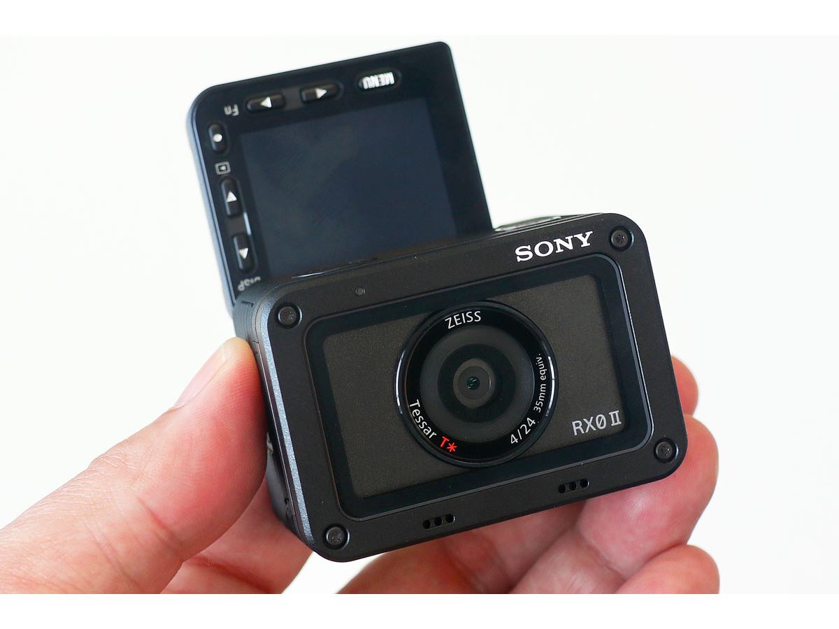 ソニー「RX0 II」はチルト液晶で4K動画の本体内記録対応！ 超小型