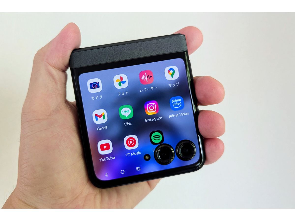 手のひらスマホ「motorola razr 50」はたたんだままでも快適だ - 価格