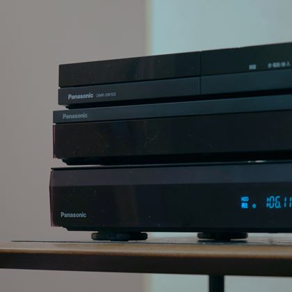 白くて小さいパナソニックの新おうちクラウドDIGAは“脱録画機”が