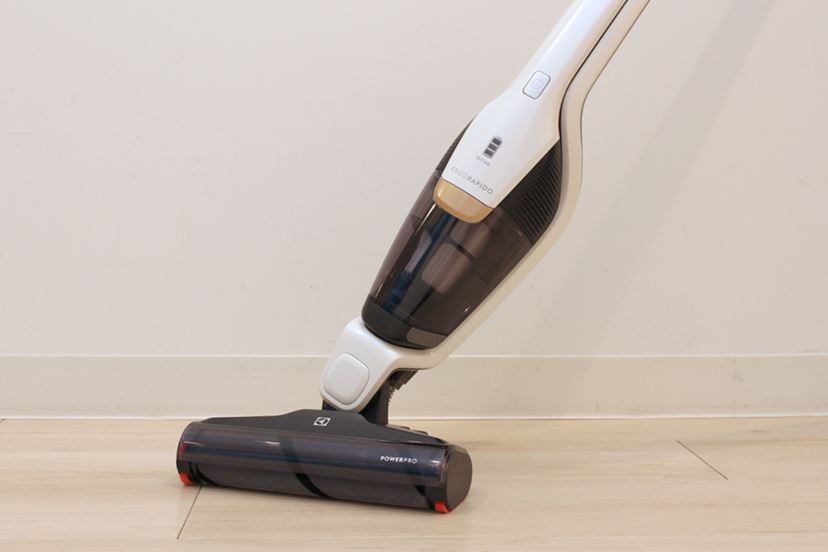 新ノズルでフローリングに強いコードレススティック掃除機