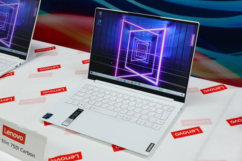 レノボ、約966gの“白パソ”「YOGA Slim 750i Carbon」発表 - 価格.com