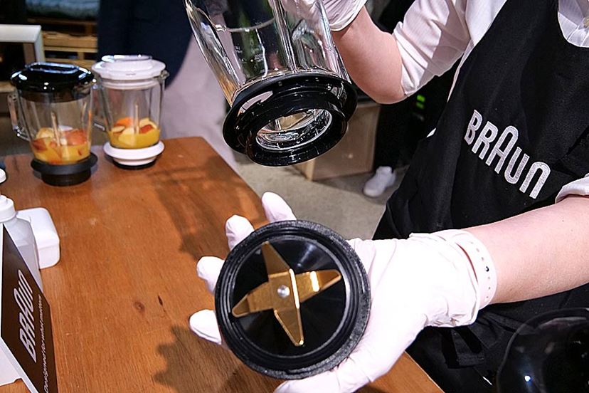 片手でプッシュ！ 氷も砕けるブラウン初のフードプロセッサー「マルチ