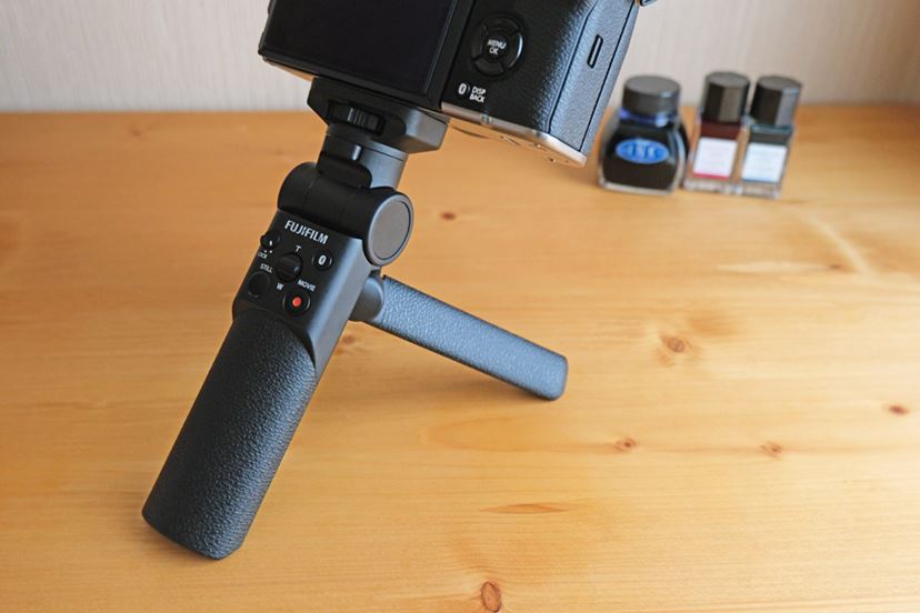 富士フイルム純正の三脚グリップ「TG-BT1」レビュー！ スムーズな片手