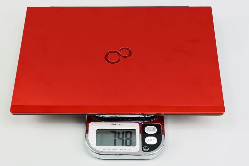 約748gで4コアCPUを搭載した超軽量モバイルノート「FMV LIFEBOOK UH75