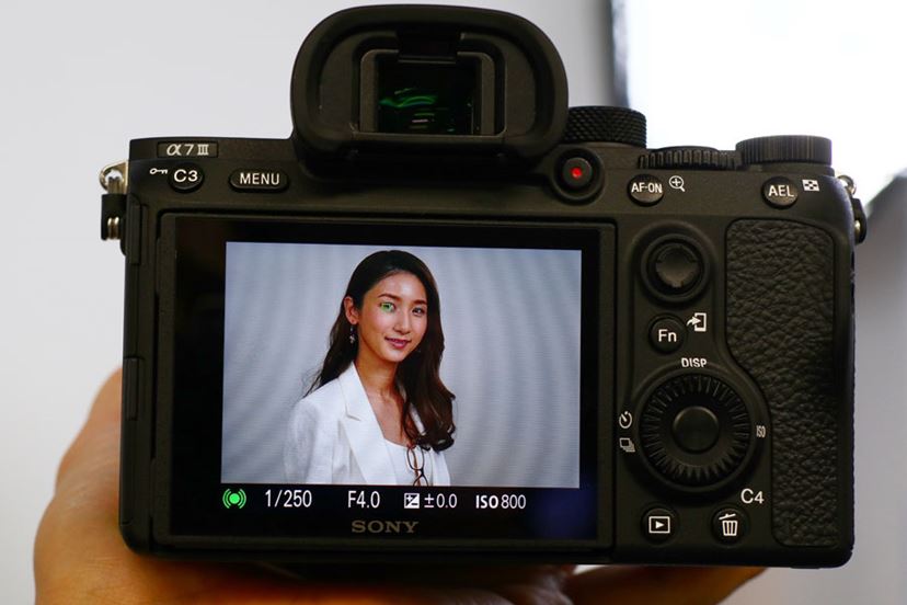 全然ベーシックじゃない！ ソニーからフルサイズミラーレスの