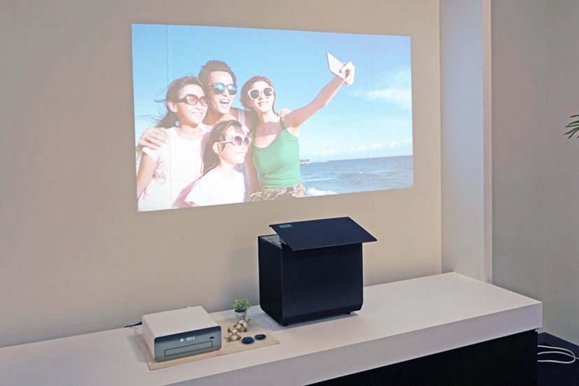 生活空間に置いても違和感ナシ！パナソニックの超短焦点プロジェクター