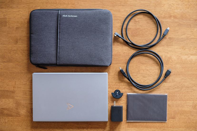 17.3型がこのサイズに!? 折りたためるポータブルモニターASUS