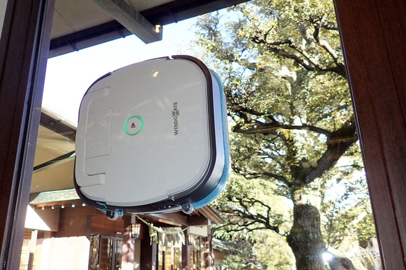 屋外側と室内側を一度でキレイにできる窓掃除ロボット「ウインドウ