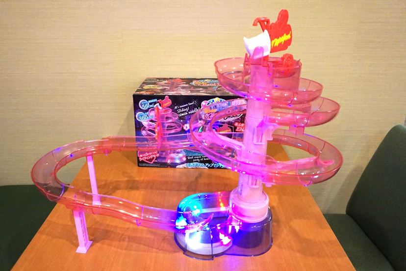 ナイトプール仕様の流しそうめんマシンで、非パリピ女子が夜桜ガールズ