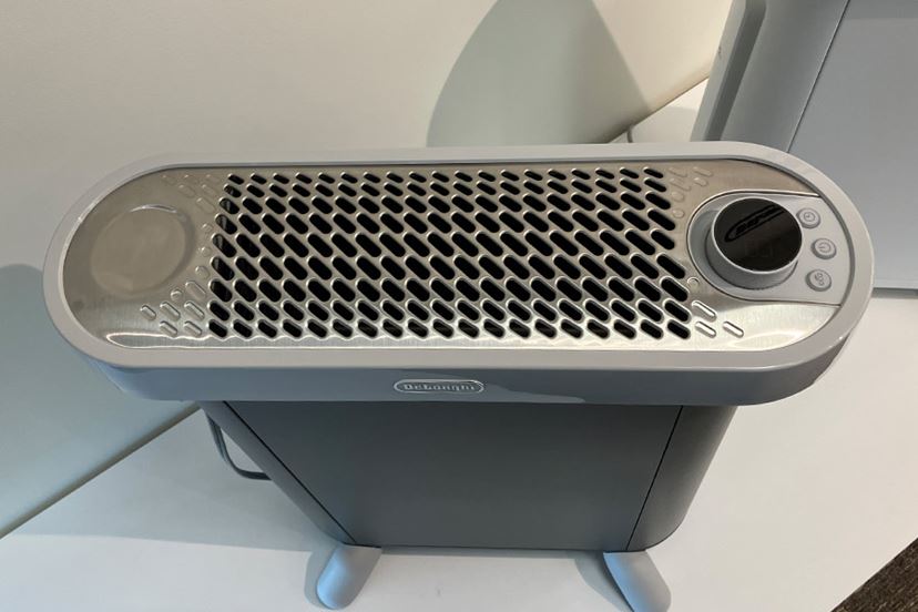 デロンギの“オイルじゃない”ヒーターに廉価モデルが登場！ オシャレ