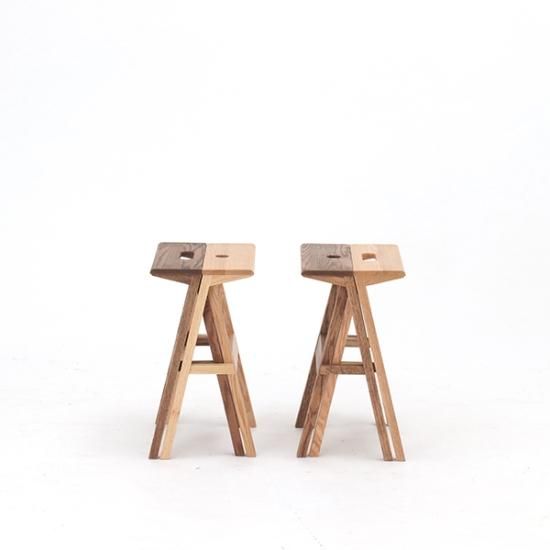 2つに分けられるロースツール レッドオーク / ブラウン色・着色オイル