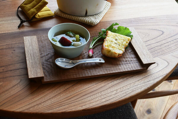 カフェ風の雰囲気に。ナチュラルな風合いが魅力の木製トレー - inzak