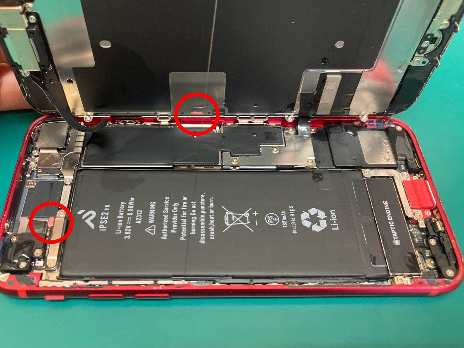 iPhoneは完全防水ではありませんので、水場で使用する際は十分にご注意
