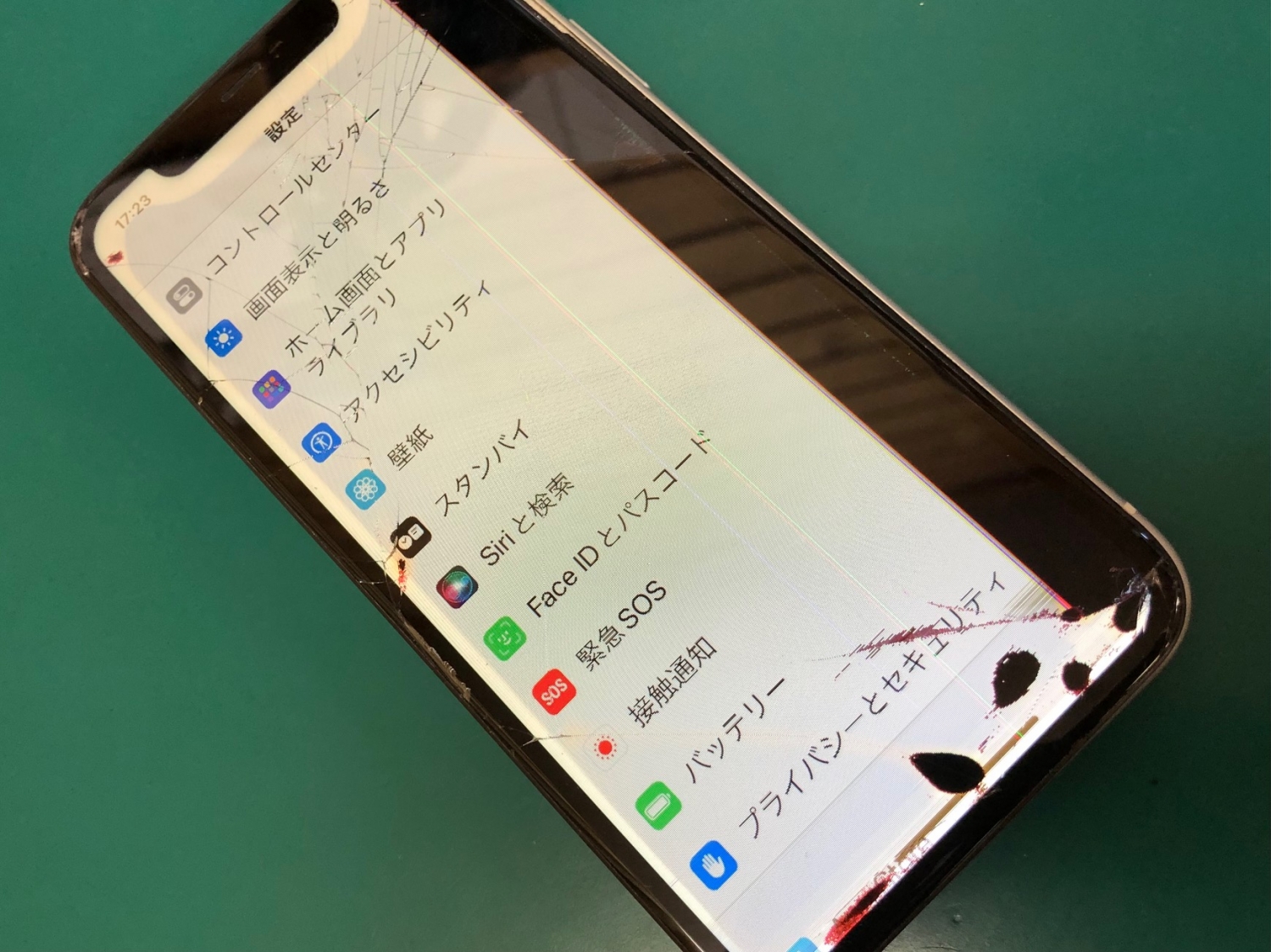 ガラスひび割れ＋液晶の表示がおかしいiPhoneフロントパネル交換修理を