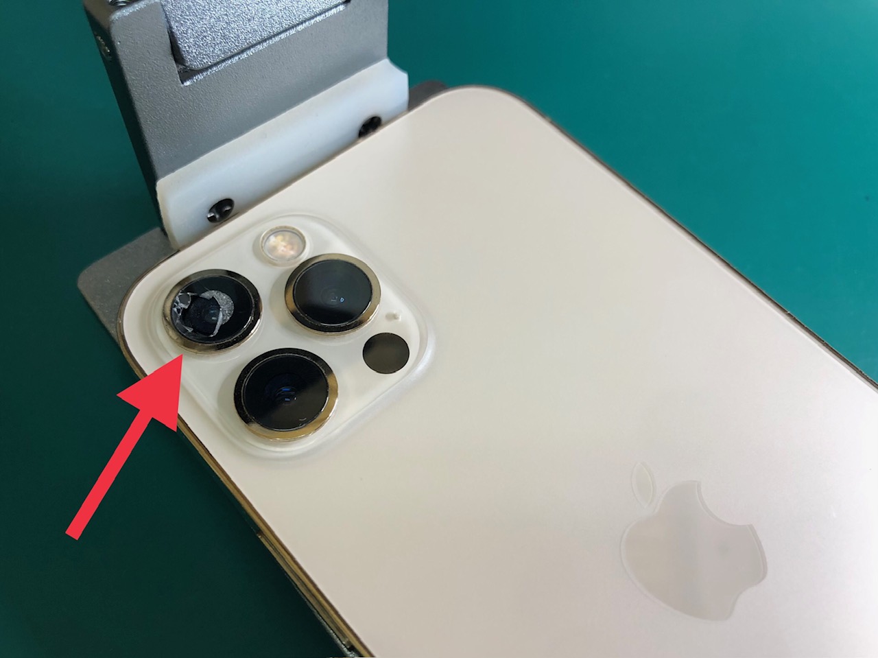 iPhoneアウトカメラレンズがひび割れカメラが剥き出しに！カメラレンズ