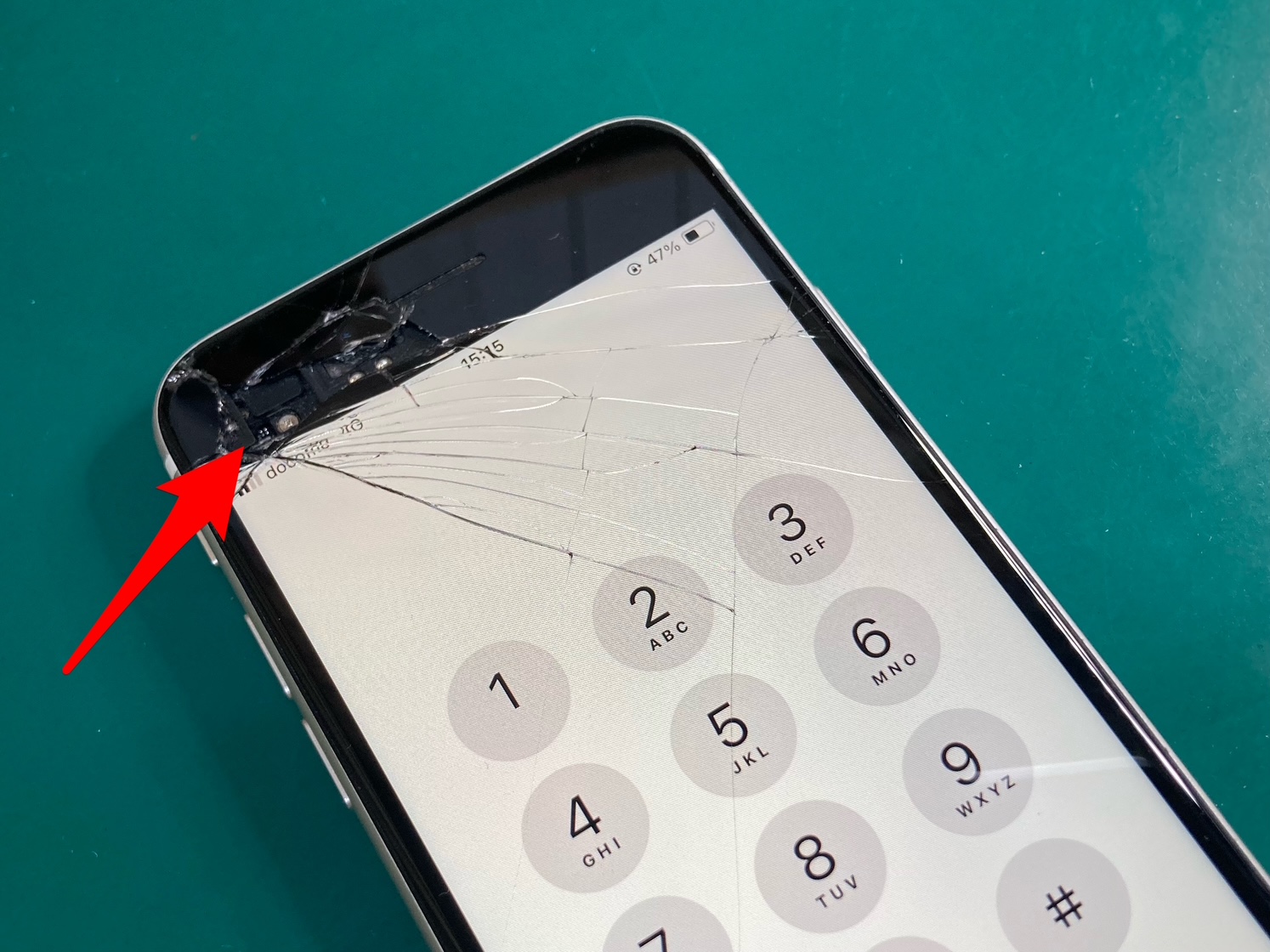 画面ひび割れ内部露出のiPhoneフロントパネル交換の依頼をいただきまし