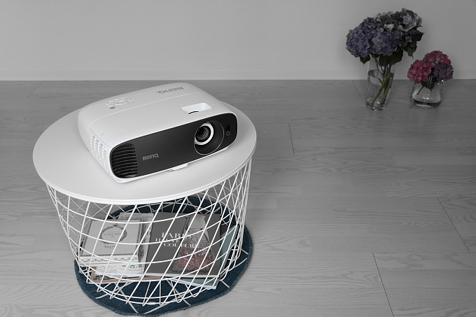 自宅がシアターに！プロジェクター初心者がBenQの4K『HT2550』を試して