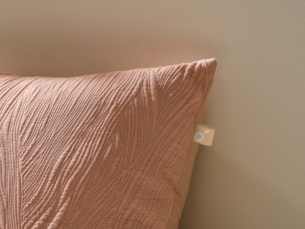 ブッシュウォーククッションカバー | やわらかな刺繍で描かれた自然の