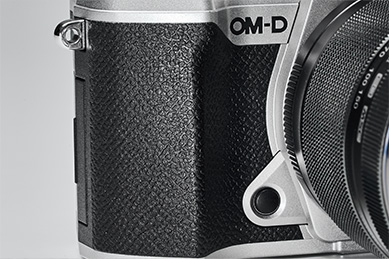 MonoMax × OLYMPUS 持ち運びに便利な小型・軽量ミラーレス一眼 OM-D E