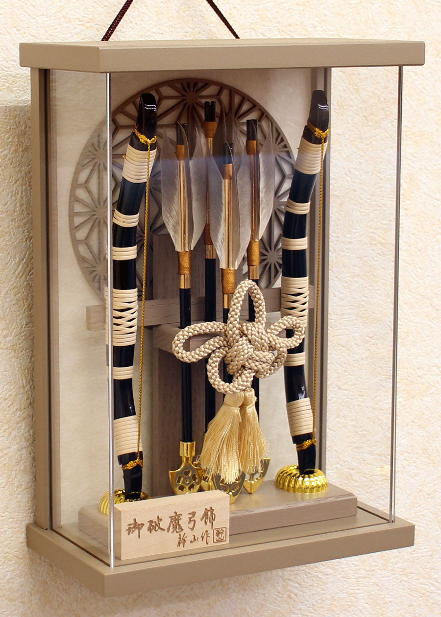 99破魔弓アクリル額入り 高さ26cm 翠モカ 壁掛兼用 – 寿鳳人形の東芸