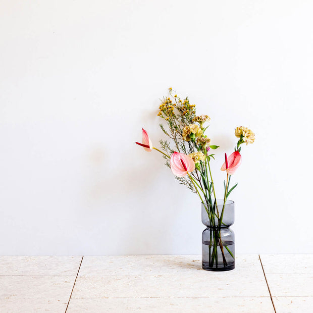 暮らし」×「花」 ガラス フラワーベース グレー HOURGLASS – KANADEMONO