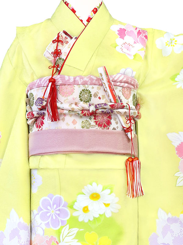 パステルイエローに花模様の着物（白帯に紫）／七五三・七歳女の子