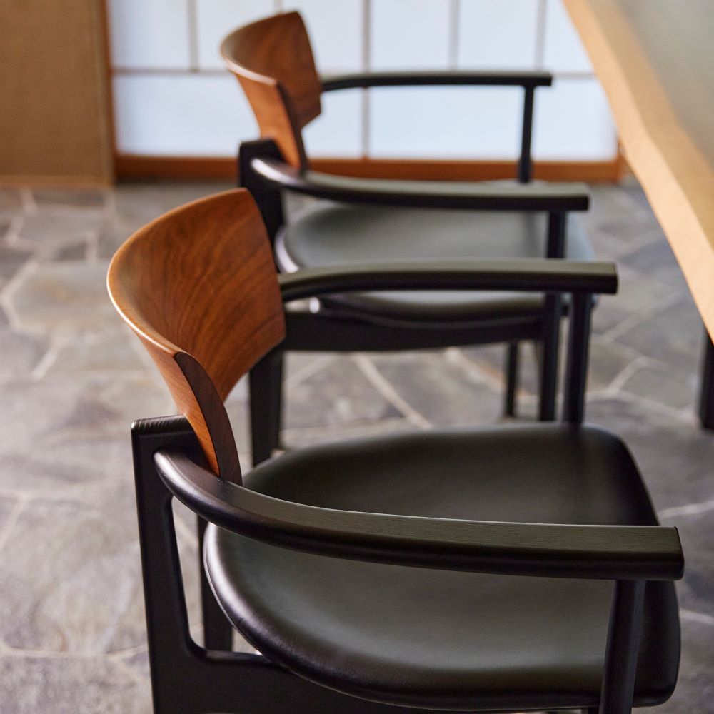 CHIC アームチェア PDC02K(ウォールナット+オーク) – 柏木工株式会社