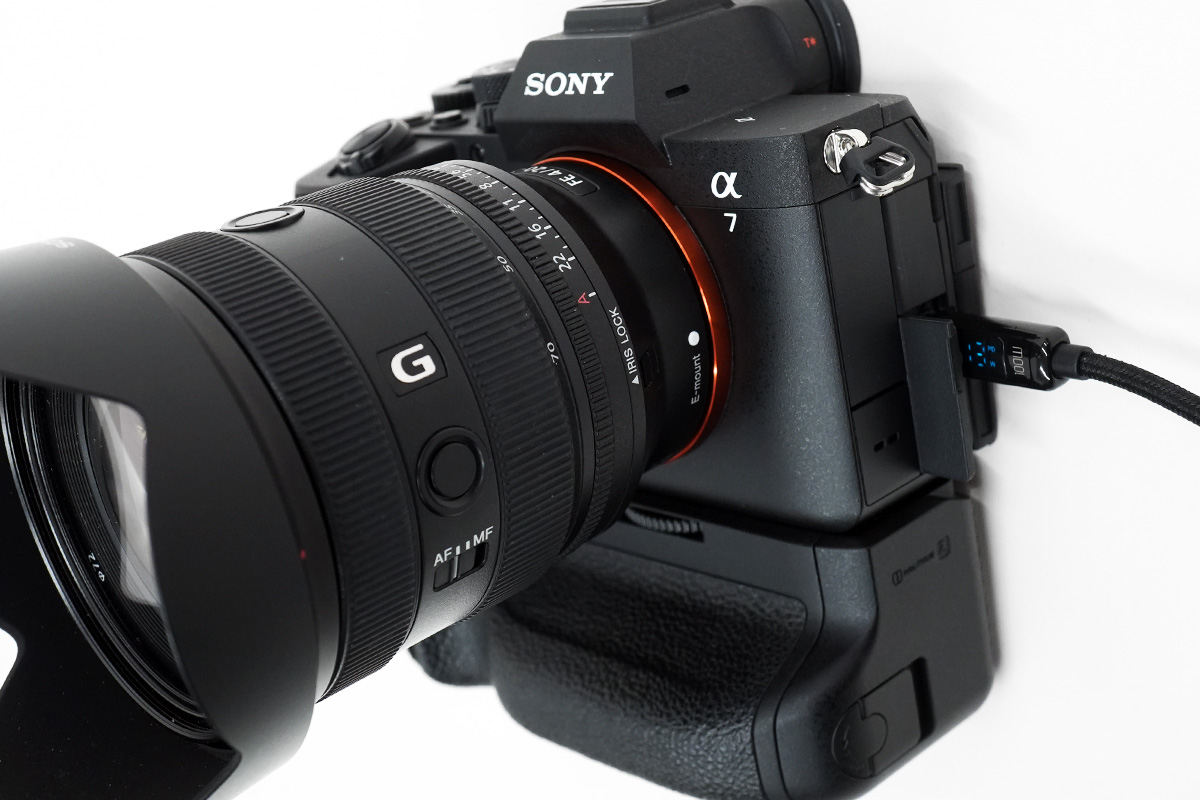 α7 V を使う時、自分に適したバッテリー充電方法を考える。カメラ本体