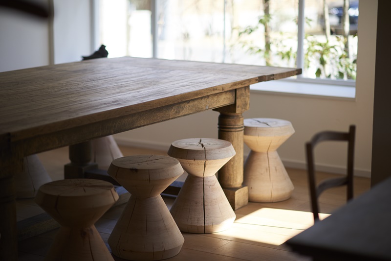 存在感と心地よさと 「Studio Khii（スタジオキイ）」のCedar Stool