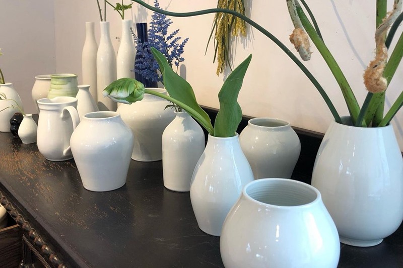 陶磁器作家・城雅典さんの白磁の花器 | 暮らしとおしゃれの編集室