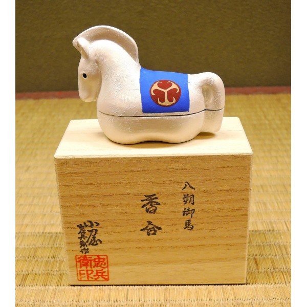 2026年度 小刀屋オリジナル干支香合「八朔御馬」桐箱入り 京陶人形